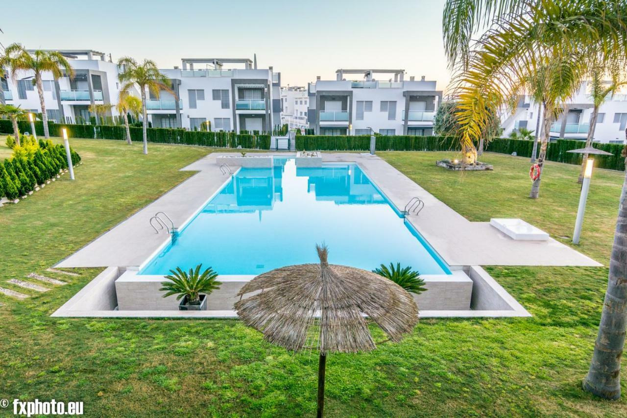 Eluxuria Sunny Villa ตอร์เรเวียคา ภายนอก รูปภาพ