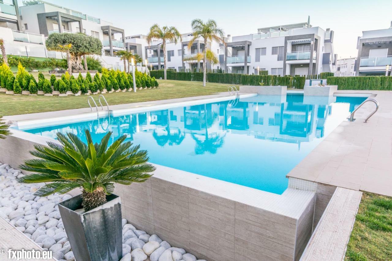 Eluxuria Sunny Villa ตอร์เรเวียคา ภายนอก รูปภาพ